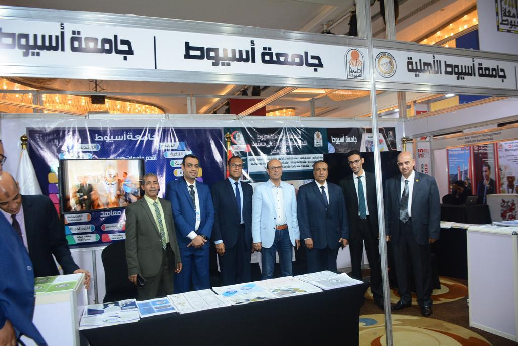 رئيس جامعة أسيوط يتفقد جناح الجامعة في المعرض الدولي للجامعات والمنح والتدريب  "EDU GATE 2023"
