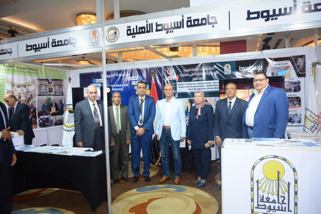 رئيس جامعة أسيوط يتفقد جناح الجامعة في المعرض الدولي للجامعات والمنح والتدريب  "EDU GATE 2023"