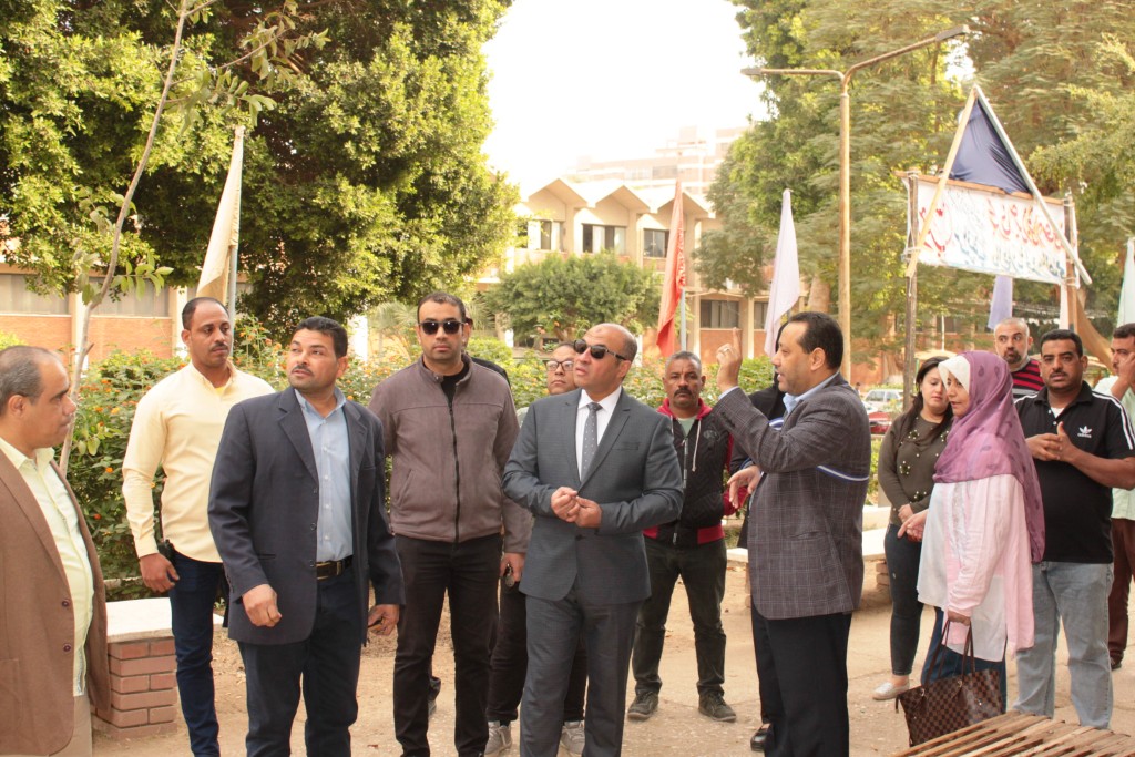 جامعة أسيوط تشهد غرس (٥٠) شجرة مثمرة بحدائق كلية الآداب 