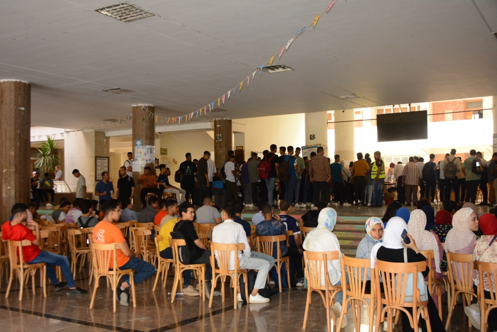 نائب رئيس جامعة اسيوط يتفقد اختبارات القدرات بكلية التربية الرياضية